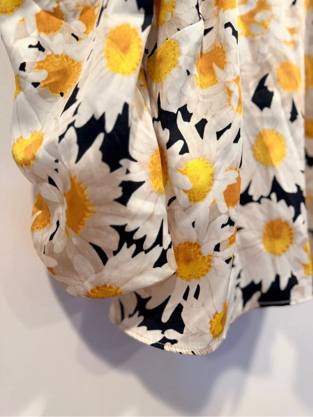 Zara Women’s White & Yellow Daisy Puff-Sleeve Blouse